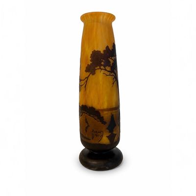 un vase sur lequel figure l'image d'un arbre