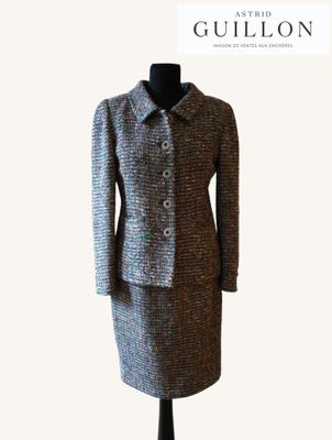 une photo d'une robe et d'une veste sur un mannequin