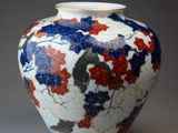 un vase orné d'un motif de fleurs et de feuilles