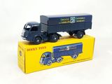 un camion jouet posé sur une boîte