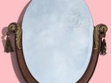 une image représentant un miroir orné d'un pompon