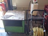 un chariot équipé d'un tuyau et un chariot sur lequel est posé un tuyau