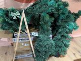 un sapin de Noël posé par terre