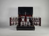 un service de verres à vin posé dans un coffret sur une table