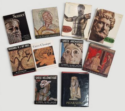 un grand nombre de livres posés sur une table
