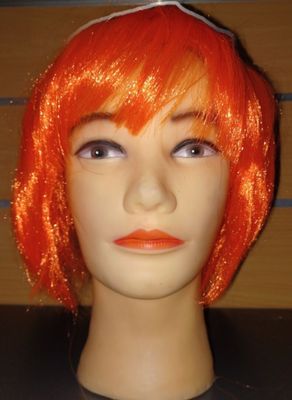 une tête de mannequin coiffée d'une perruque orange