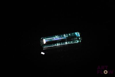 an image of a piece of glass in the dark