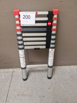 une échelle sur laquelle est accrochée une pancarte indiquant « 200 »