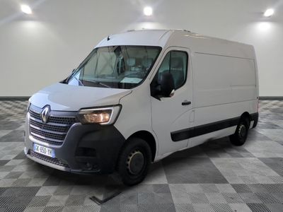 la photo d'une camionnette blanche sur un sol en damier