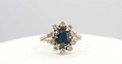 Bague marguerite en or gris 18K ornée d'un saphir ovale 8 x …