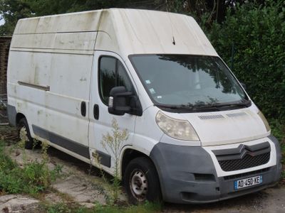 une camionnette blanche garée sur le bord de la route