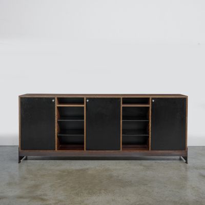 le buffet est en bois et en cuir noir