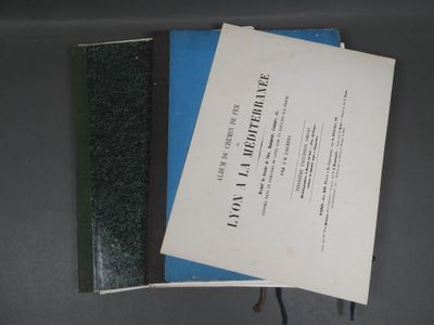 un vieux livre posé sur une table à côté d'un livre