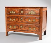 Commode en noyer mouluré à façade légèrement galbée ouvrant …
