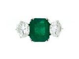 bague à trois pierres en émeraude et diamant