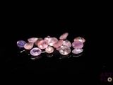 un gros plan sur un bouquet de pierres précieuses roses et violettes
