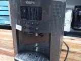 une cafetière posée sur une table en bois