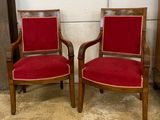 une paire de fauteuils rembourrés rouges placés l'un à côté de l'autre dans une pièce