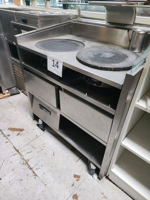une cuisine équipée d'une cuisinière et d'un évier
