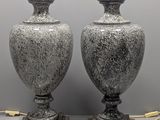 paire de lampes en granit gris montées sur des socles en bois et dotées d'abat-jours blancs