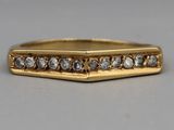 Gros plan sur une bague en or ornée de diamants