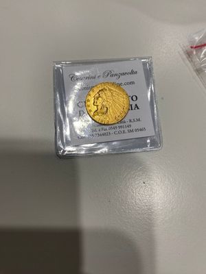 une pièce d'or dans un sachet en plastique posé sur une table
