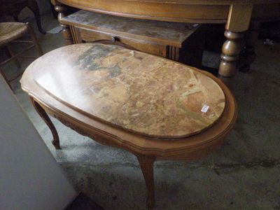 une table dont le plateau est en marbre