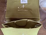 un sac de provisions posé sur une table à côté d'une tasse de café