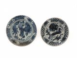 deux assiettes bleues et blanches ornées d'oiseaux et de fleurs