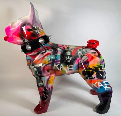 un chien en plastique entièrement recouvert de graffitis