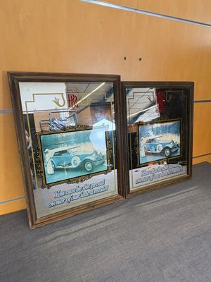 trois photos encadrées représentant des voitures, exposées dans une pièce