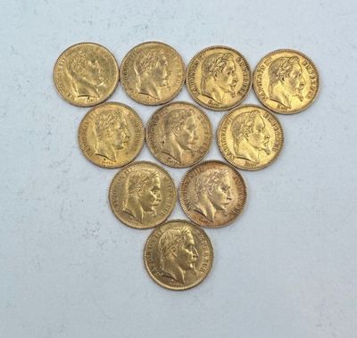 gros plan d'une pile de pièces d'or sur une surface blanche