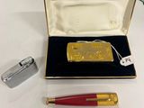 un lingot d'or et un briquet posés sur une table