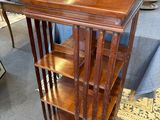 une table en bois surmontée d'une étagère