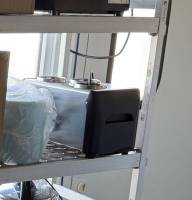 une étagère sur laquelle se trouvent un micro-ondes, un four à micro-ondes et une boîte