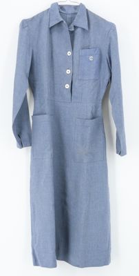 une photo d'une robe bleue sur un cintre