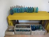 une table jaune recouverte d'une nappe jaune