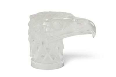 une image représentant une sculpture en verre représentant une tête d'aigle