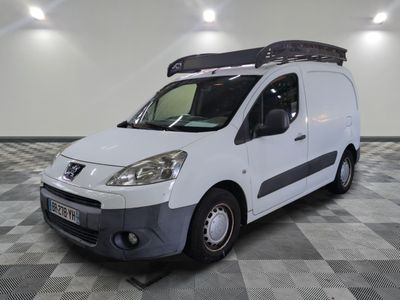 une photo d'une camionnette blanche équipée d'une galerie de toit