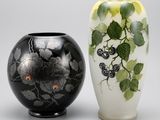 deux vases posés l'un à côté de l'autre sur une table
