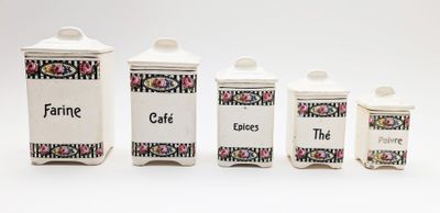 Suite de 5 pots à condiments en faïence à décor de roses com…
