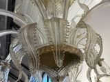 un lustre en verre suspendu au plafond d'une pièce