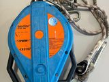 a blue and orange pulley with a rope attached to it