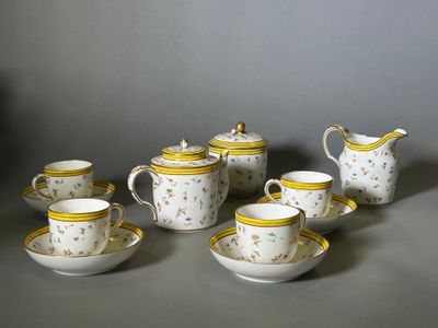 une image représentant un ensemble de tasses à café et de soucoupes posées sur une table