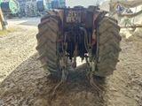 un tracteur garé dans la terre