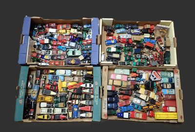 deux boîtes remplies de petites voitures de toutes sortes, empilées l'une sur l'autre