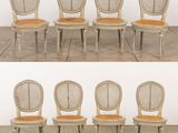 six chaises avec des coussins de dossier en rotin et une chaise avec un dossier en rotin et un dossier en rotin et un dossier en rotin