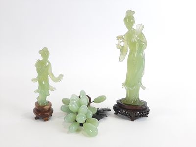 trois figurines assises sur une table