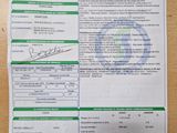 un gros plan d'un document posé sur une table en bois