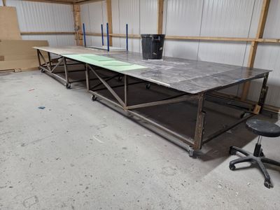 une longue table avec une chaise au milieu